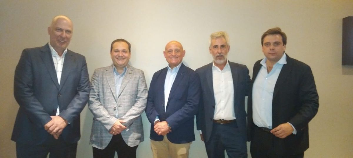 El desayuno contó con la participación de Antonio Márquez, director comercial de Sierra Madre, y Diego Ontañón, subdirector.