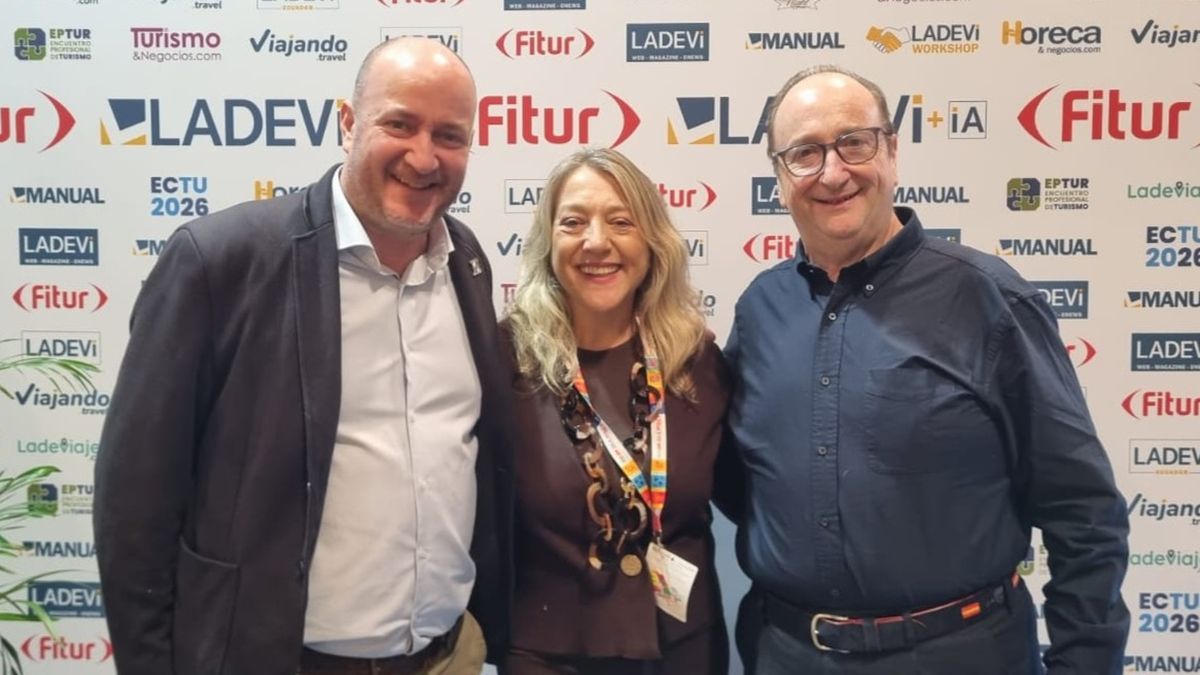 La Dirección de Euromundo: Juan José Román, vicepresidente y director corporativo de Euromundo; y Francisco Román, CEO de Grupo Euromundo; junto a Claudia González, directora comercial de Ladevi; en el stand de Ladevi en Fitur 2026.