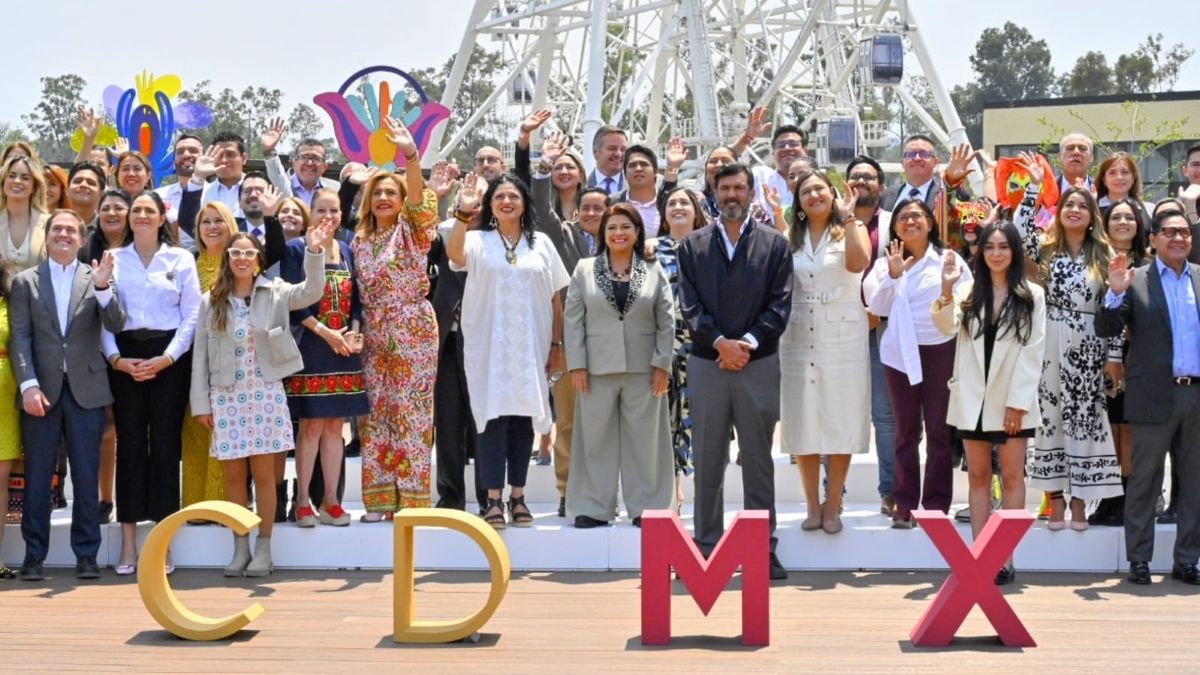 Autoridades de Ciudad de México junto a expositores que participarán en el próximo Tianguis Turístico de México.&nbsp;