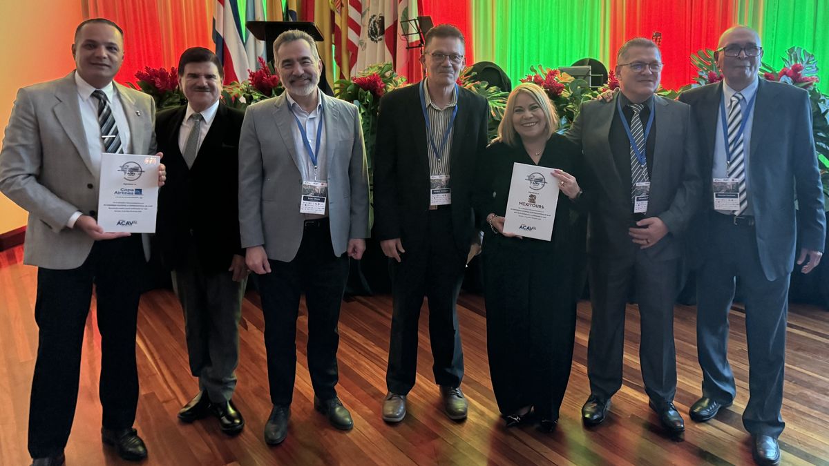 Alicia Mejía, directora comercial de Mexitours, recibe el reconocimiento de ACAV. Alicia Mejía, directora comercial de Mexitours, recibe el reconocimiento de ACAV.