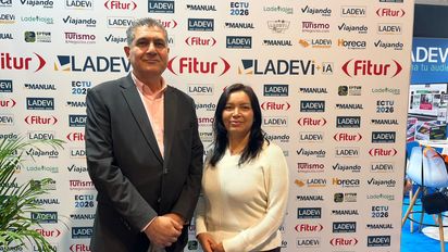 El fundador y director de Aswan Tours, Nader Elgendy; junto a Carmen Acevedo, gerenta administrativa de la empresa, en Fitur 2026.
