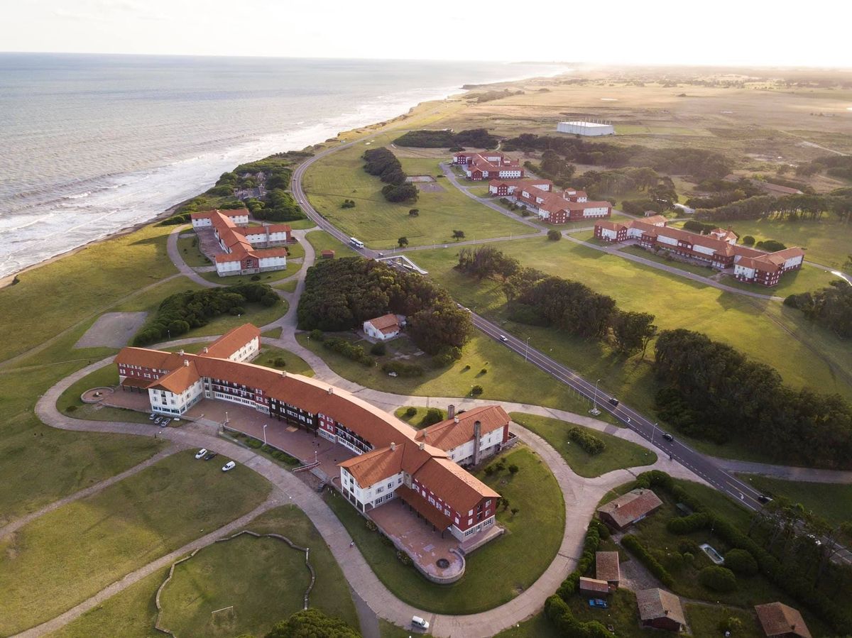 Turismo social en Argentina: así luce la Unidad Turística Chapadmalal en la provincia de Buenos Aires.