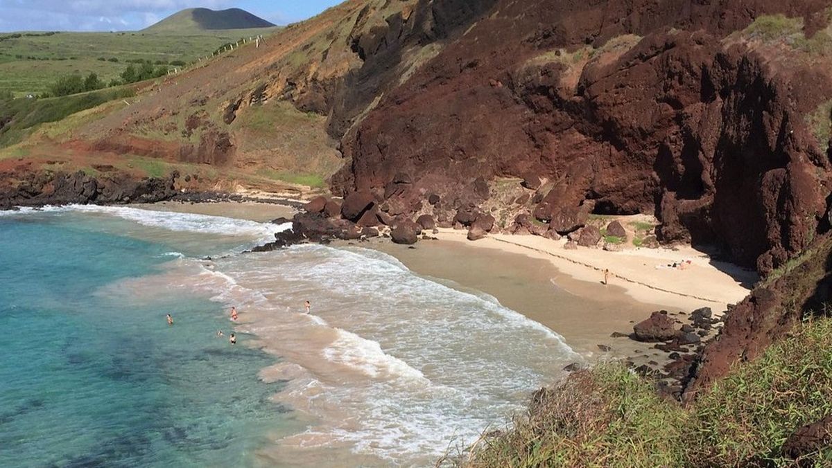 Playa Ovahe sorprende por su arena rojiza y su entorno volcánico, ofreciendo una experiencia de playa única en medio del Pacífico.