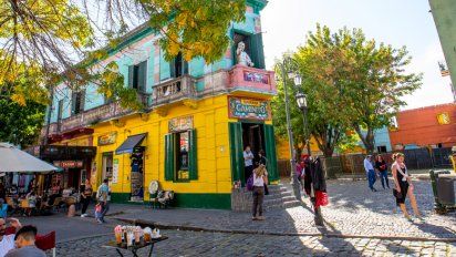 En Buenos Aires, Caminito (La Boca) es el barrio más turístico y es ideal para visitarlo por la mañana.