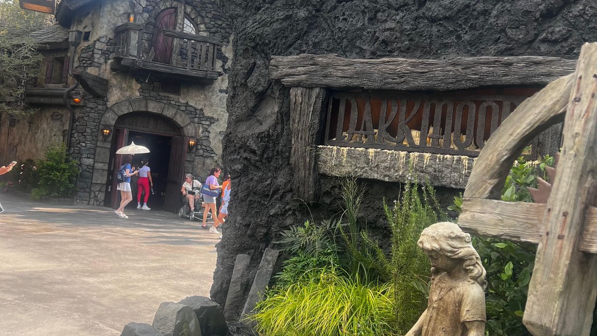 Universal Destinations & Experiences: Darkmore es el pueblo donde está el castillo de Frankestein.