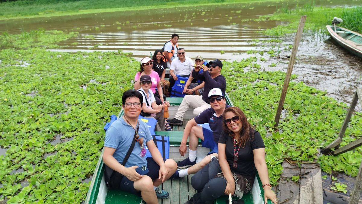 Disfrutando de un recorrido en lancha por las aguas del caudaloso río.