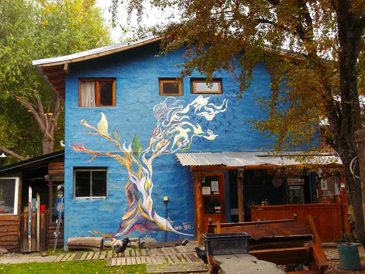 El Camping y hostel Los Coihues se encuentra a 7 km. del Cerro Catedral, en Bariloche.