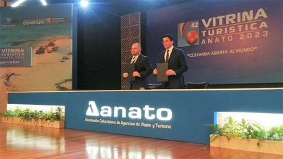 Fidel Murgueytio, gerente general de Maxitravel, entregó una placa de reconocimiento al Ministerio de Turismo de República Dominicana en el marco de la Vitrina Turística Anato 2023.&nbsp;