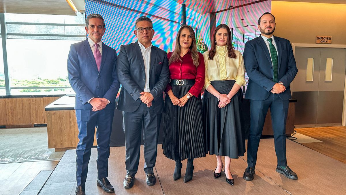 Andrés Pachano, Director Ejecutivo Grupo SIXSTAR Hotels; Etzon Romo, secretario de Desarrollo Productivo del Municipio de Quito; Francis Segovia, Directora Financiera Quiport; Florencia Burneo, Gerente General Courtyard by Marriott Quito Airport; y Emilio Uzcátegui, Concejal. 