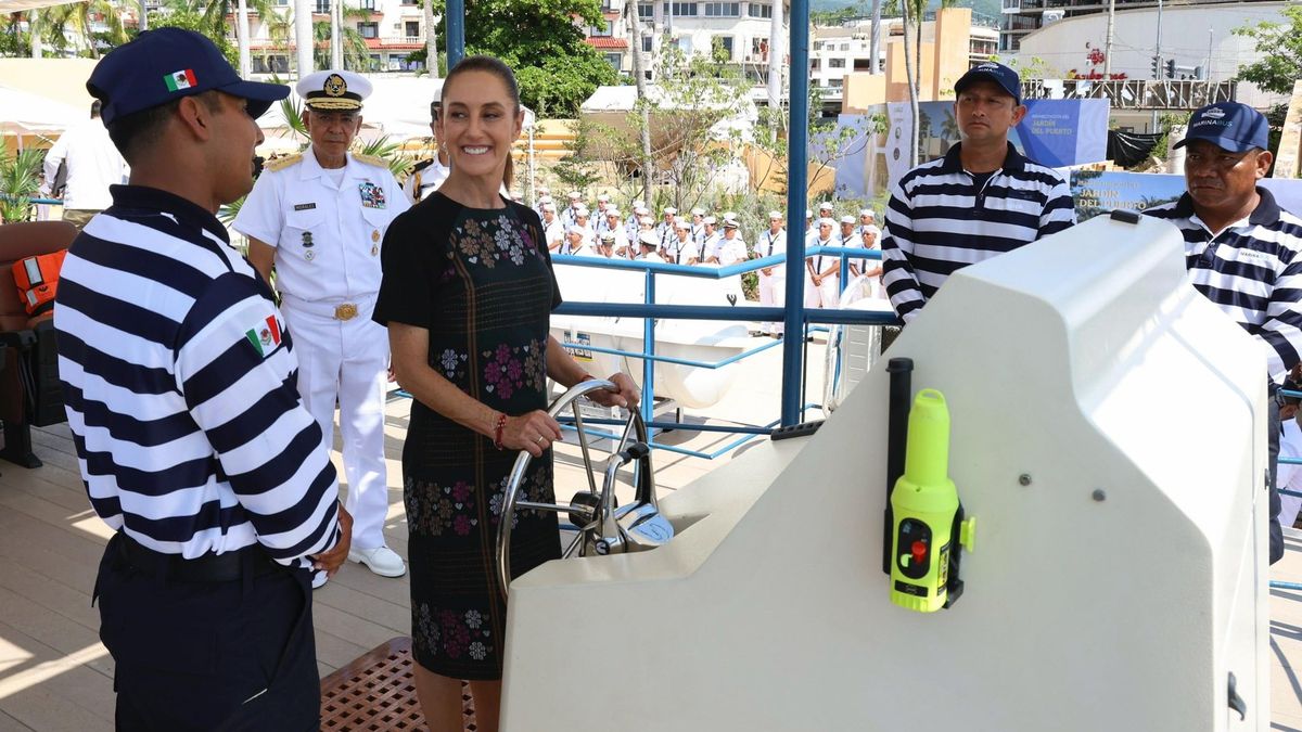La presidenta Claudia Sheinbaum al frente del Marinabus durante su inauguración en Acapulco.