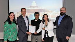 Equipo comercial de Repviajes y NCL entregó un premio a Luis Calero, gerente general de Minas Travel.