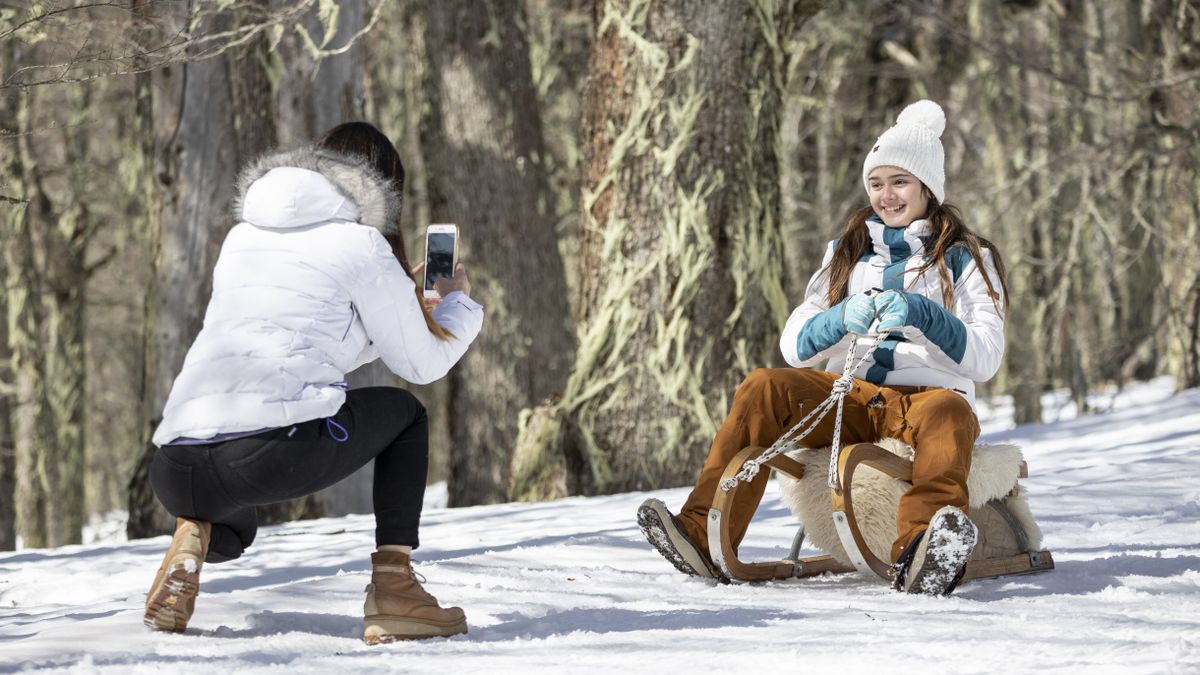 Bariloche es uno de los principales destinos de nieve de Sudamérica, con visitantes atraídos por la práctica de esquí, snowboard y actividades en la montaña.