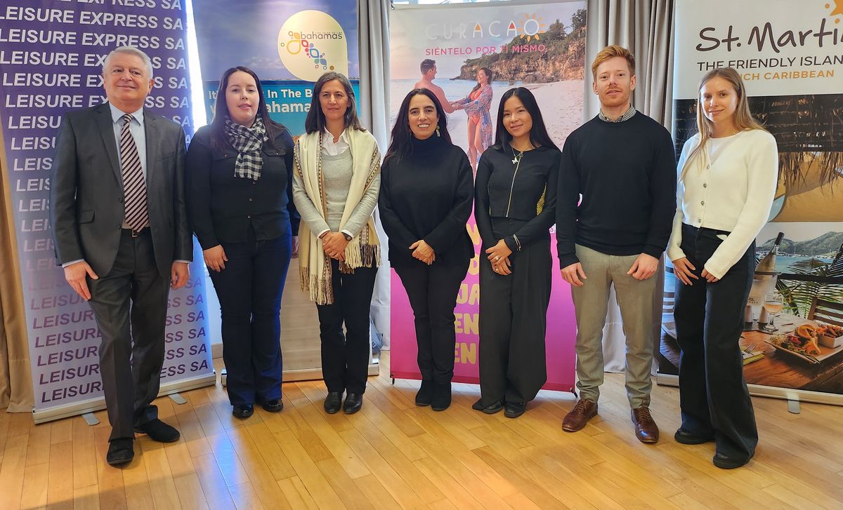 Claudio Fernández, presidente de Leisure Express (izq), junto a los expositores de Caribbean Update 2025.