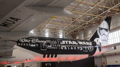 El avión fue utilizado para presentar la nueva área de Disneys Hollywood Studios.