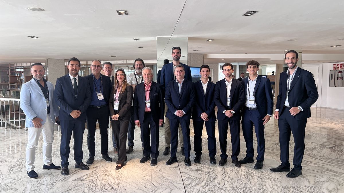 Foto de familia durante el debate de hoteles organizado por Les Roches