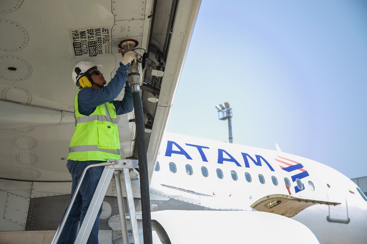 La alianza entre Latam Airlines y Ecopetrol impulsa la transición hacia combustibles sostenibles en la aviación.
