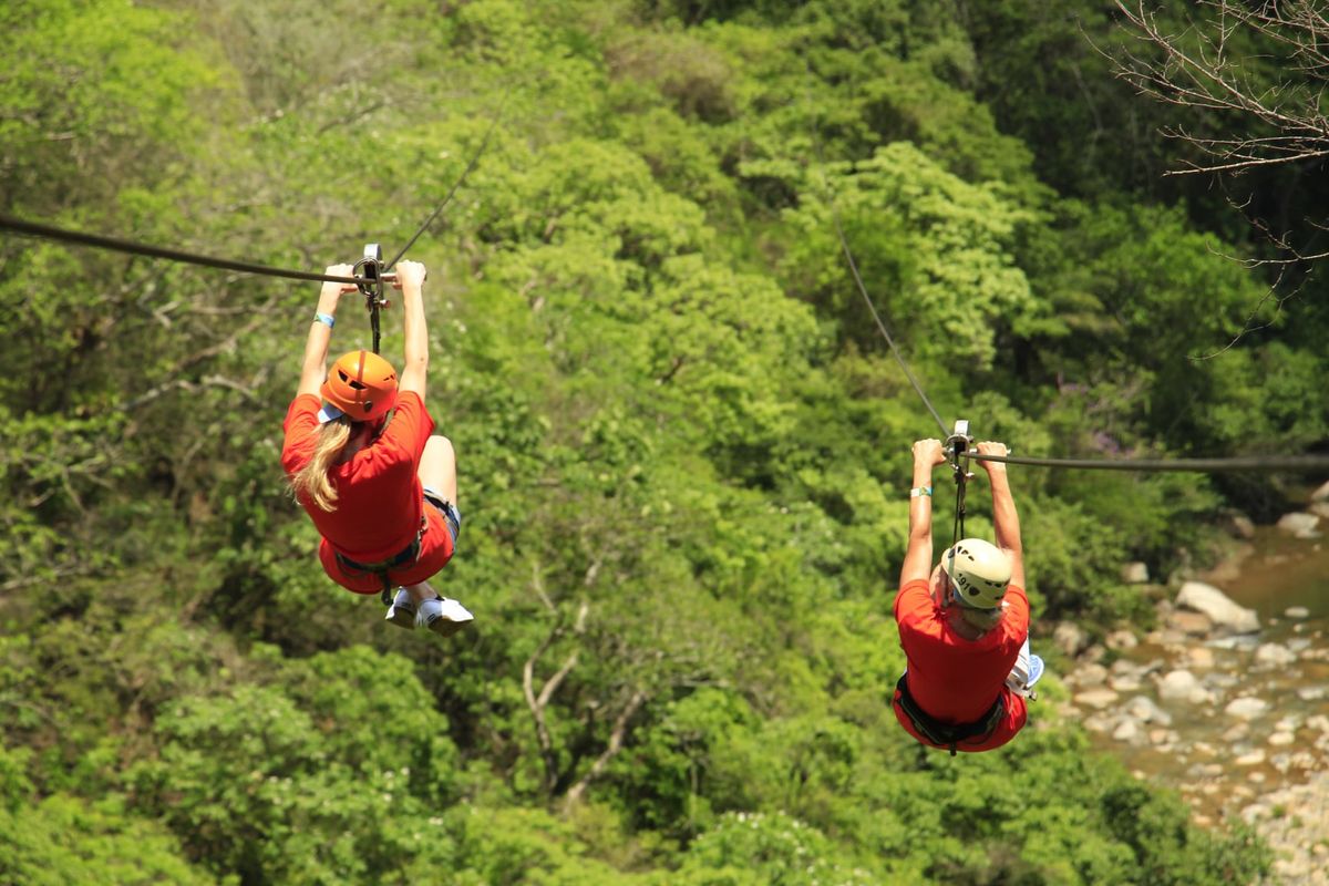 Volar en tirolesa&nbsp;sobre un exuberante dosel de árboles es una de las actividades más emocionantes.