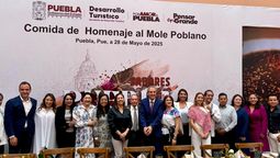 altText(Puebla promueve su gastronomía con homenaje al mole)}