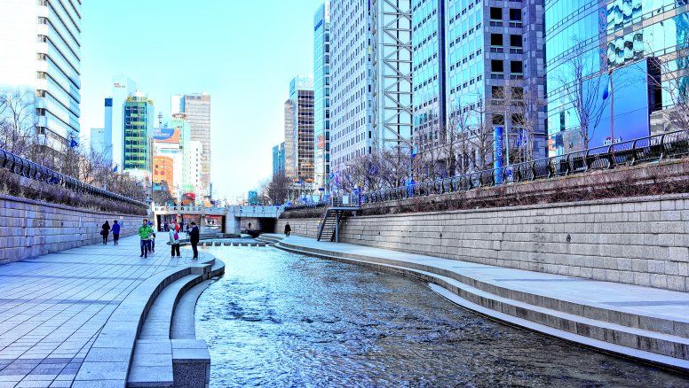 El parque ribereño del río Cheonggyecheon, en pleno Seúl.