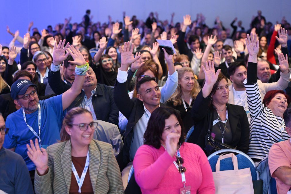 En&nbsp;Paraná, y ante la atenta mirada de&nbsp;Daniel Scioli, Andrés Deyá&nbsp;hizo un llamado directo al empresariado: “Dejemos de esperar que el&nbsp;Estado&nbsp;nos dé todo. Este es un tiempo para empujar, para liderar”.&nbsp;