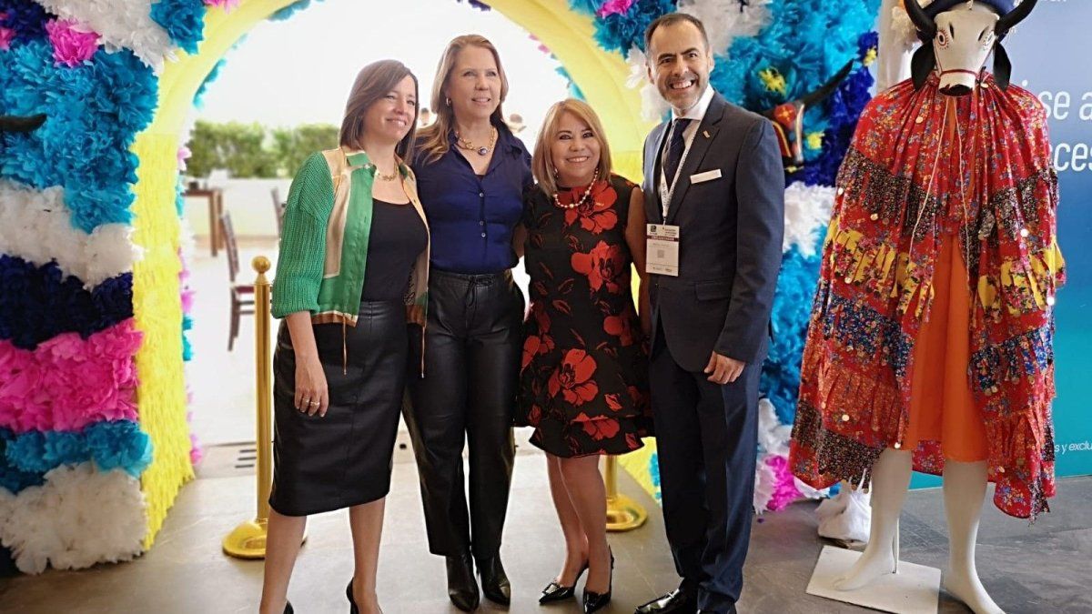 Universal Assistance estuvo a cargo del coffee break durante EPTUR , tanto en área general como el VIP; zonas donde los asistentes pudieron disfrutar del talento artesanal de habitantes de Coyolillo. Universal Assistance estuvo a cargo del coffee break durante EPTUR , tanto en área general como el VIP; zonas donde los asistentes pudieron disfrutar del talento artesanal de habitantes de Coyolillo.