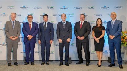 Los disertantes del panel de NCL: Tom Norwalk, Frank Del Rio, Scott Gottlieb, Harry Sommer, Stephen Metruck, Andrea DeMarco y Steven Moeller. &nbsp;