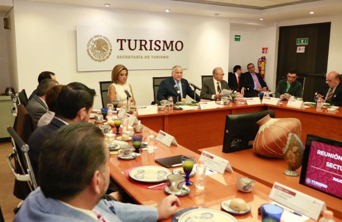 Los miembros de GMA, en cabeza de su presidenta, Judith Guerra, sostuvieron un diálogo productivo con el titular de Sectur, Miguel Torruco Marqués, en el que intercambiaron ideas de las estrategias que se pueden seguir para impulsar aún más la recuperación del turismo.