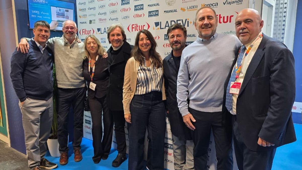 El equipo de Tucano Tours junto a Claudia González y Gonzalo Yrurtia de Ladevi.