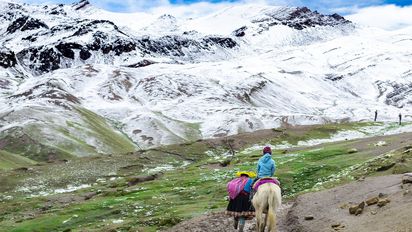 En un artículo titulado Los 50 grandes viajes que todo viajero debería hacer, de la plataforma digital de National Geographic, Perú destaca a nivel turístico.