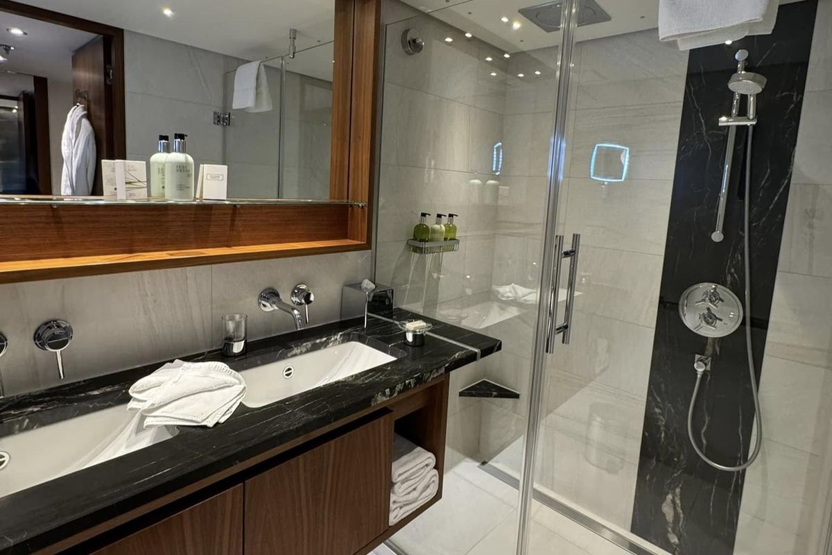 Los baños del AmaMagna, de AmaWaterways, tienen doble bacha, dos tipos de ducha y amenidades de lujo para el mejor confort a bordo.