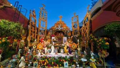 Este Día de Muertos visita las hermosas ofrendas que se colocan en estas localidades.
