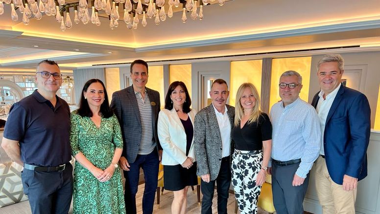 Frank Medina (vicepresidente de Ventas de NCL para América Latina), Nikki Upshaw&nbsp; (vicepresidenta senior de Ventas de Oceania Cruises) y los representantes de Oceania de Latinoamérica que participaron del evento.