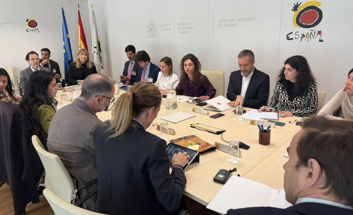 Rosario Sánchez, secretaria de Estado de Turismo de España, en la reunión para analizar el impacto turístico de la guerra en Medio Oriente.