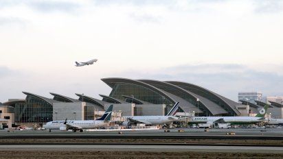 En el aeropuerto de Los Ángeles aplican vacunas contra el Covid-19 gratis a mayores de 18 años.