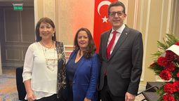 Alejandra Medina, Deltour; Lorena Arriagada, Achet; Ahmet Ihsan Kiziltan, embajador de la República de Turquía en Chile.