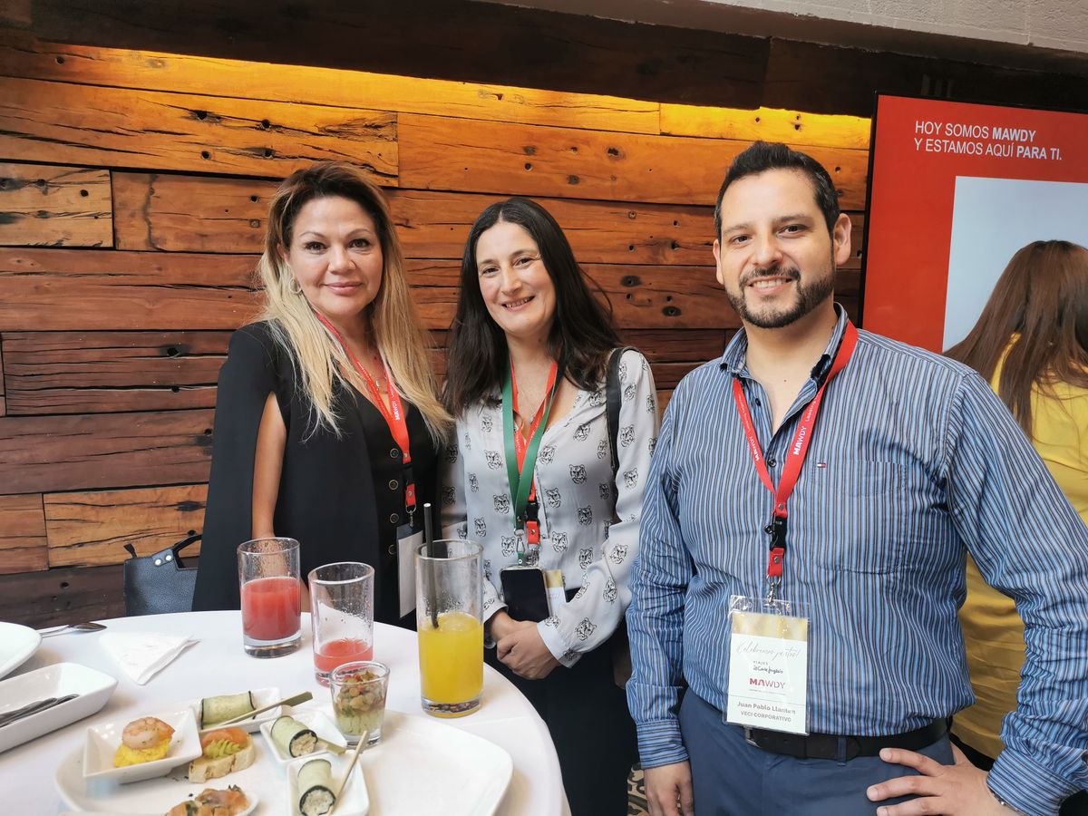 Tatiana Muñoz (Solunion), Macarena Roeschmann (Viajes El Corte Inglés) y Juan Pablo Llantén (Viajes El Corte Inglés)
