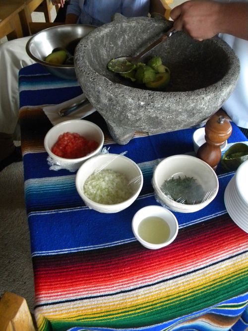 Palta, tomate, cebolla y cilantro son algunos de los ingredientes de otra delicia mexicana: el guacamole.