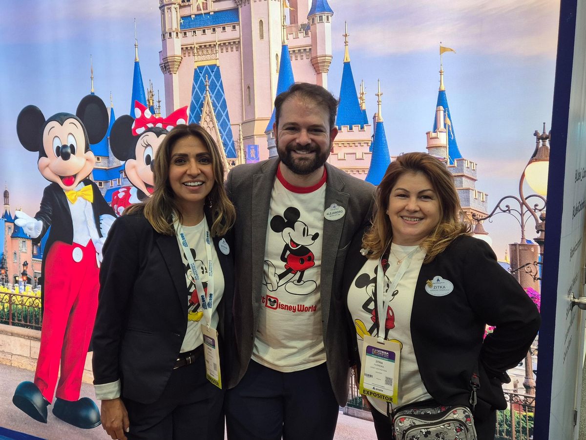 Myriam Guzmán, Alejandro Flores y Zitka Ferreira de Disney Destinations. 