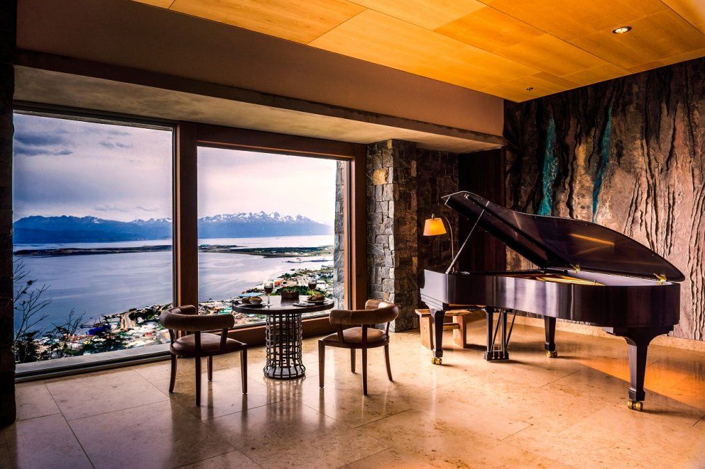 Arquitectura sustentable y materiales autóctonos se combinan con las increíbles vistas a la ciudad de Ushuaia.&nbsp;