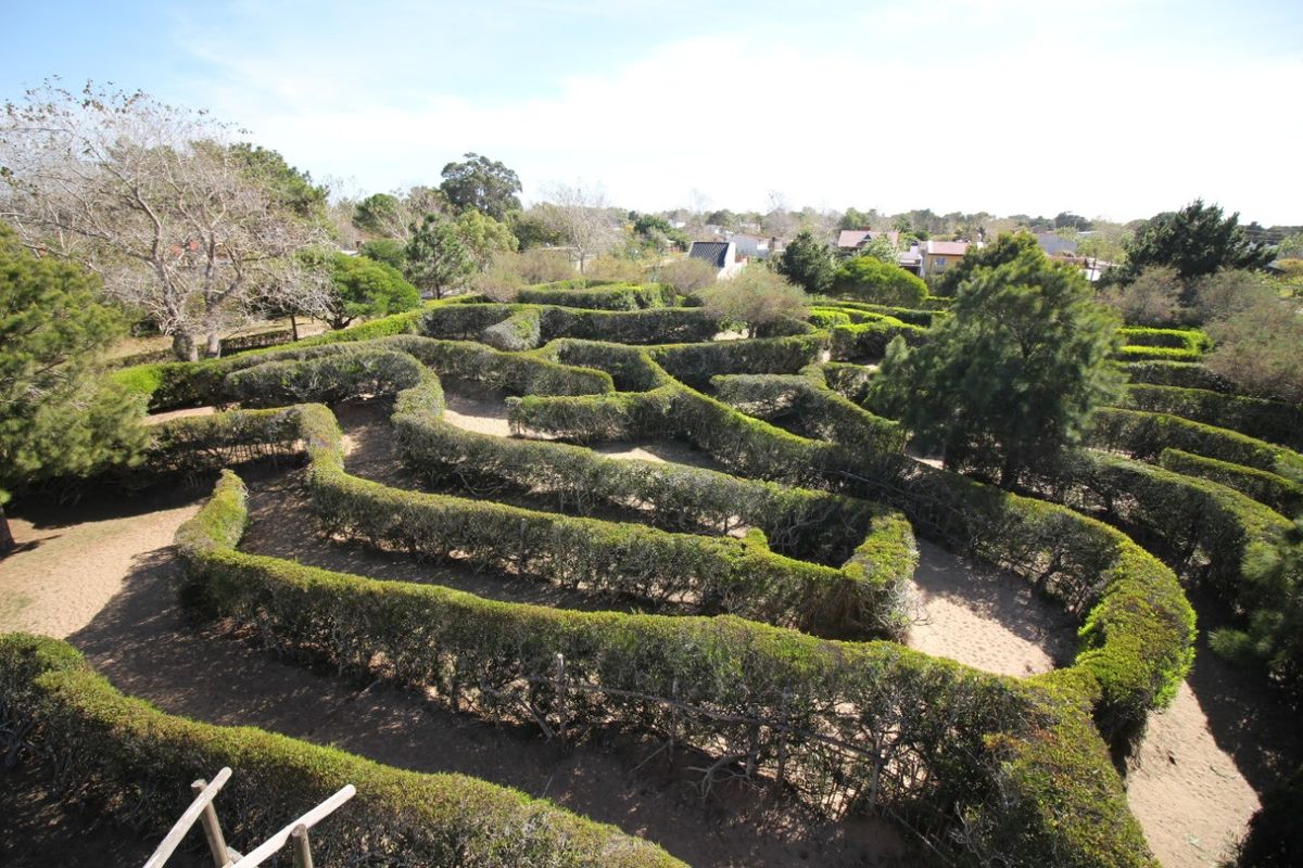 Provincia de Buenos Aires: el Parque Temático Laberinto Las Toninas cuenta con uno de los laberintos más grandes de toda Sudamérica. Provincia de Buenos Aires: el Parque Temático Laberinto Las Toninas cuenta con uno de los laberintos más grandes de toda Sudamérica.