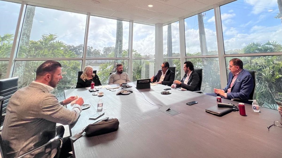 Bernardo Cueto, titular de Sedetur, se reunió con diferentes representantes de navieras que atracan en Quintana Roo.