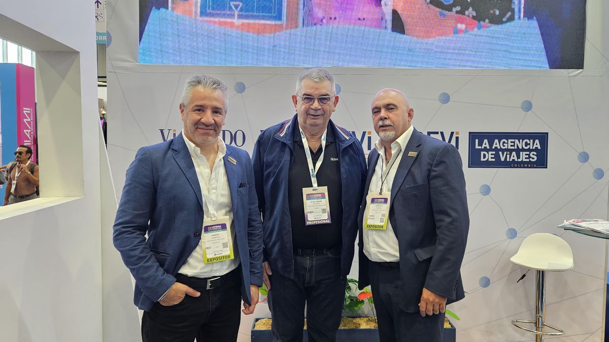 Fabián Manotas, director regional de Ladevi Medios en Colombia; junto a Fabián Rimmaudo, presidente de Hover Tours; y Gonzalo Yrurtia, CEO y editor general de Ladevi.