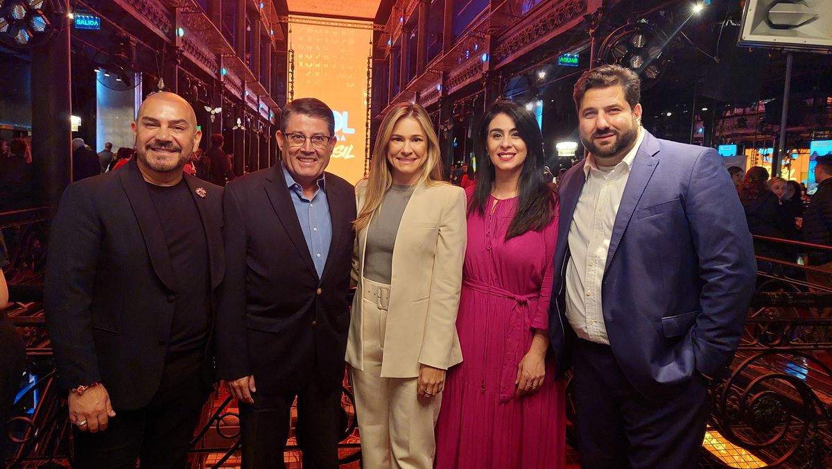 Marcelo Costa, encargado de Ventas de Gol para Argentina, Uruguay y Paraguay; junto a Luiz Henrique Teixeira, responsable internacional de Gol; Marília Hermann, secretaria ejecutiva de Alagoas; Luciana Fernandes, directora ejecutiva de BBG Brasi; y Vítor Bauab, presidente del Grupo BBG Brasil.