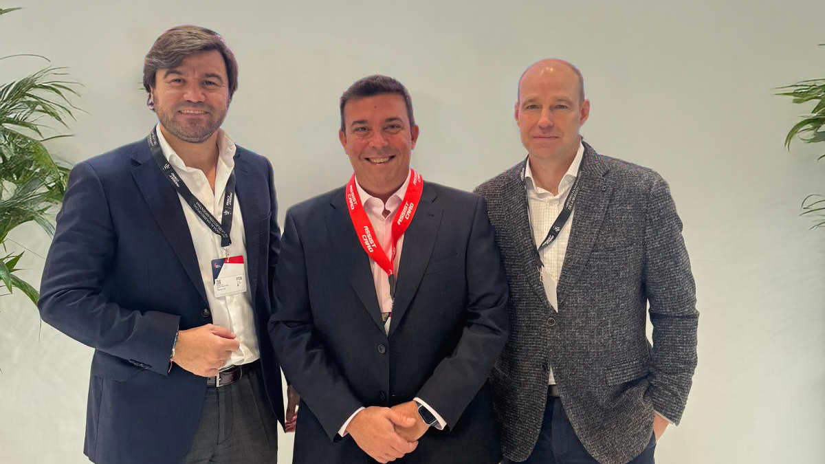 Julio Álvarez (centro), estrenando su nuevo cargo en Starr - Assist Card. Julio Álvarez (centro), estrenando su nuevo cargo en Starr - Assist Card.