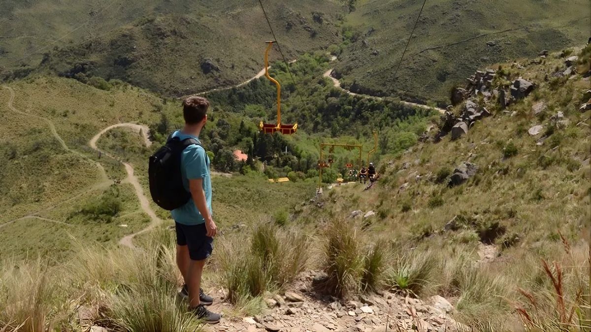 Verano en Córdoba: se recomienda disfrutar de las vistas desde el Cerro Pan de Azúcar en las cercanías de Cosquín.