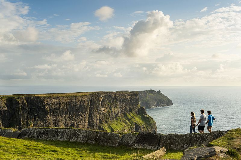 Al oeste de Irlanda, los acantilados de Moher resultan impactantes con sus 8 km. de extensión.