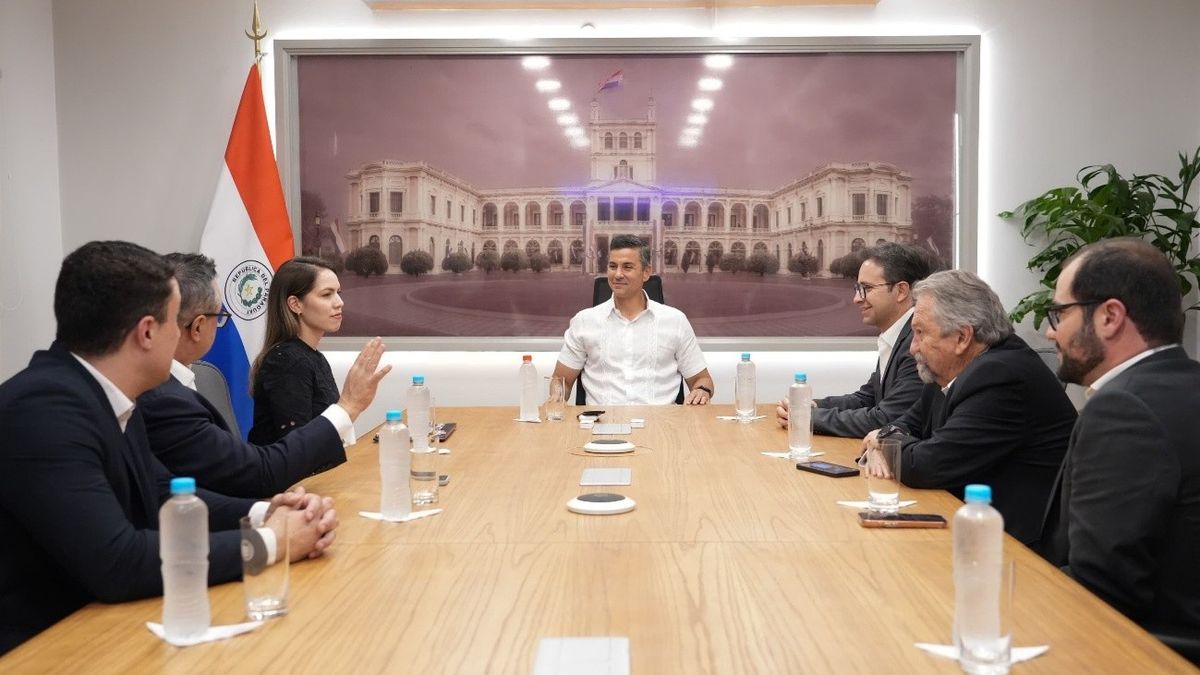 Las autoridades de la República del Paraguay y los representantes de Gol Linhas Aéreas durante el anuncio oficial de la nueva ruta.