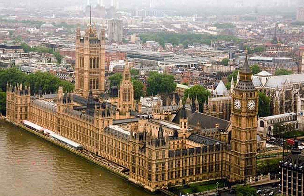 Europa: El Parlamento Británico aprobó la medida que limita los viajes. 