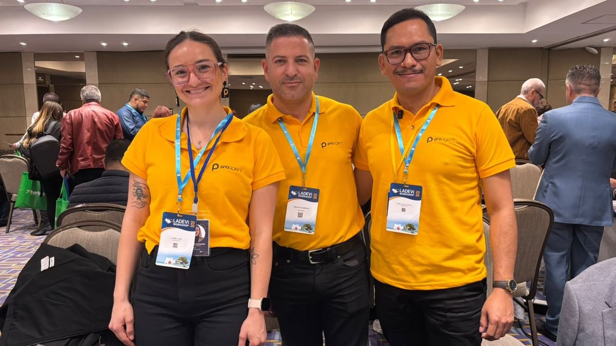 Camila Gil, Ariel Di Marrero y José Luis Camino, de ProAgent, durante el Ladevi Workshop Colombia 2026-2 en Medellín.