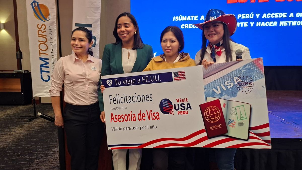 Rocío La Rosa, Grisel Ray, Marita Villalba y una agente de viajes que ganó una asesoría para obtener su visa.